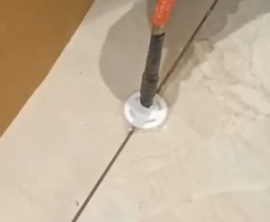 桑日瓷砖空鼓维修公司专业解答瓷砖在铺贴过程中，如果没有涂抹均匀到位的粘结材料（如水泥砂浆或瓷砖胶），可能会导致以下问题